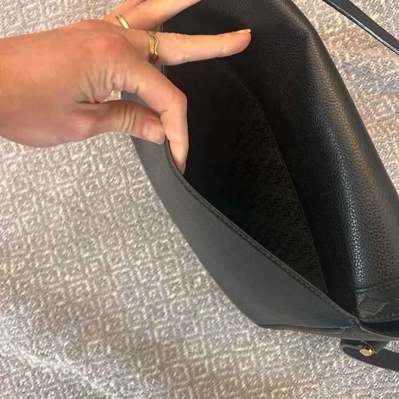 Elegant Black Crossbody with Gold Details - Picture 5 of 9